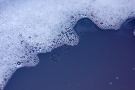浅蓝水上的肥皂泡沫自然肥皂水洗背景图片