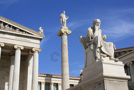 白色的纪念碑希腊雅典学院图象展示了新古典雅学院主要建筑的一部分神阿波罗雕像在离声柱和古希腊哲学家苏格拉底的顶部希伯来腊语背景图片