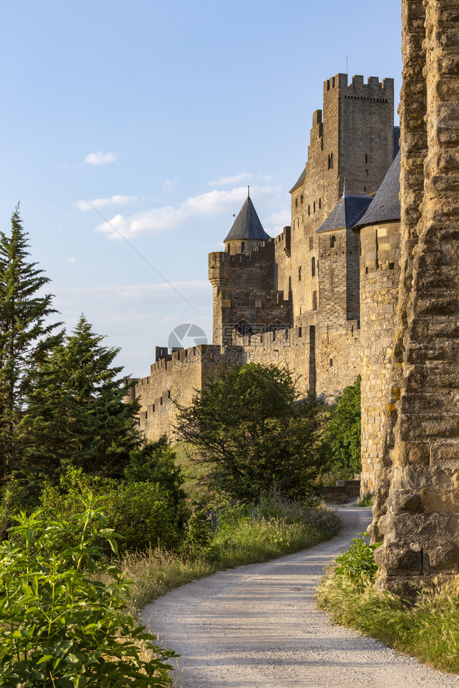 法语位于国西南部朗格多克鲁西永地区的中世纪堡垒和城墙市卡尔松于五世纪由西哥特人建立于1853年修复现为联合国教科文组织世界遗产一图片