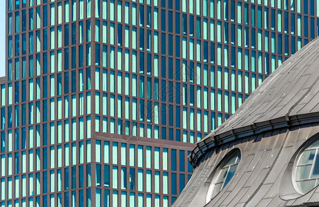 兰登斯布吕肯汉堡阿尔托纳在汉堡港Landungsbrucken公司历史建筑后面的汉堡奥尔托纳新的现代化办公大楼与建筑结构形成对比屋港口设计图片