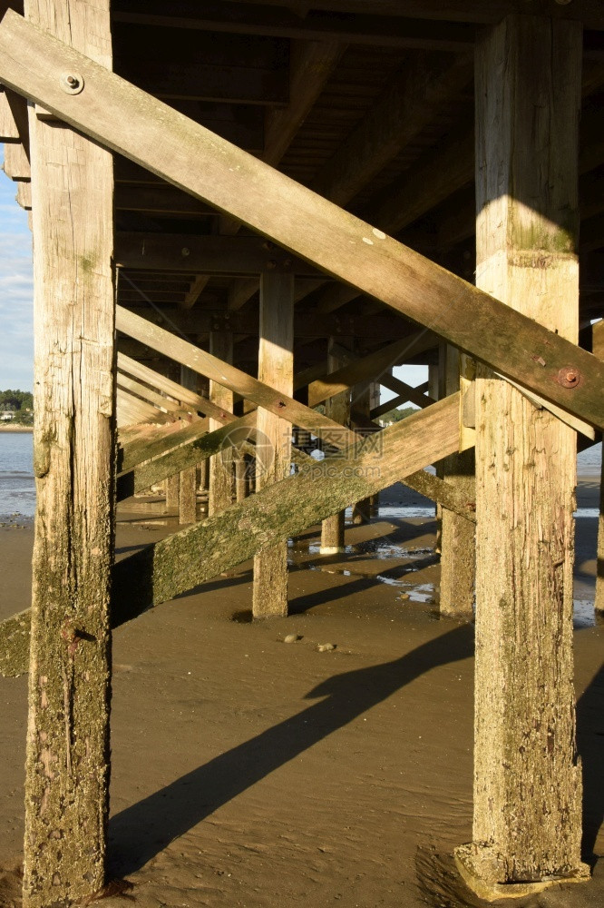 风景优美人行道点桥下的木板和支架达克斯伯里湾图片