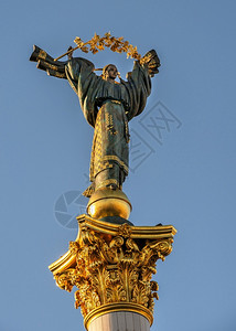一种早晨乌克兰基辅7120乌克兰基辅独立纪念碑在乌克兰基辅的Nazalezhnosti迈丹纳扎列兹赫诺斯提20年7月1日纳扎列日诺斯蒂高清图片素材