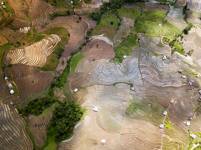 泰国北部MaeChamChangimai的顶层风景台式稻田区山北方背景图片
