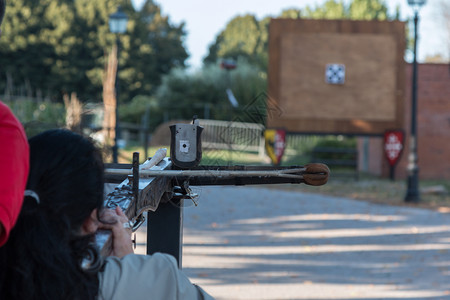 女白种人妇射箭瞄准目标与十字弓女射箭子击目标培训与十字弓练浓度图片