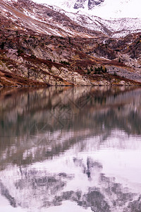 冬季的山湖寒岩石中黎明日落远足风景优美图片