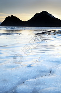 美丽的冬季日落时冰雪在东峡湾的原形成海风景图片