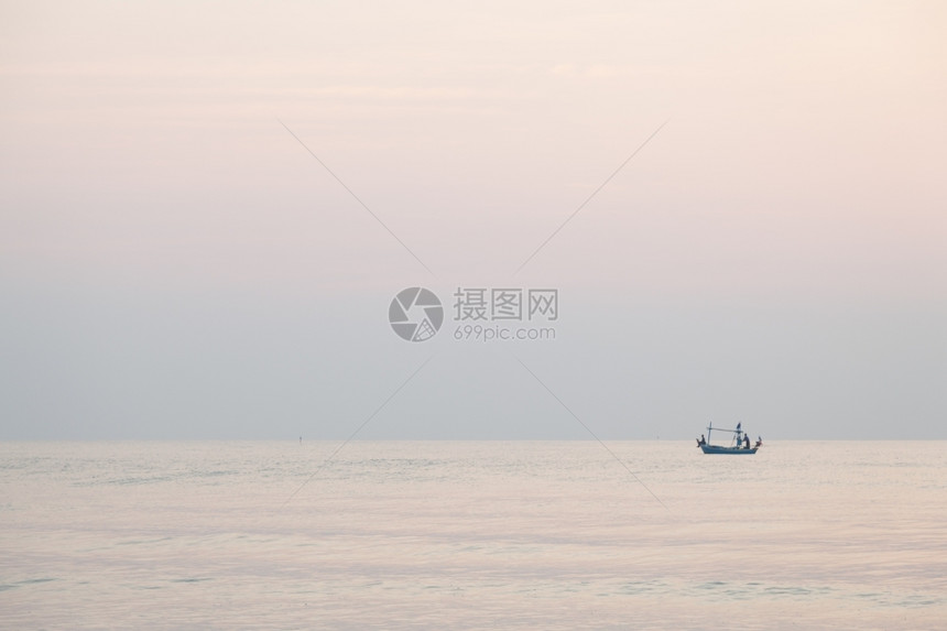 海洋夏天早晨起日出上渔船海钓鱼清晨去黄昏图片