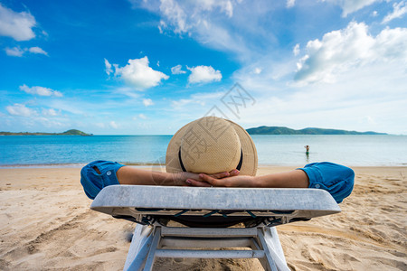 松弛脚丫子水年轻女在海滩洋观光度假出门海景概念上放松图片