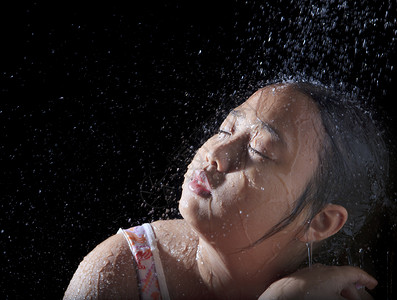游泳的淑女脸亚裔孩的面容与灌满水和黑色背景与亚洲女孩的面容与加满黑背景的水一起玩背景图片