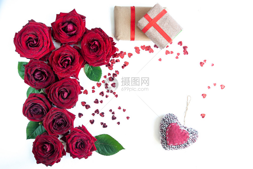 颜色有美丽的平躺背景花卉图案情人节恋主题红玫瑰和白色背景上带丝的礼物与世隔绝图片