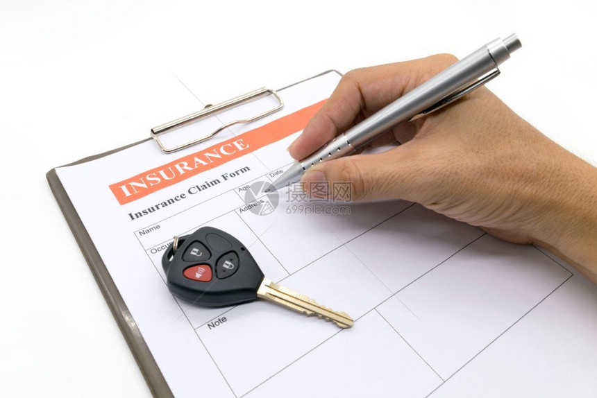 配饰手持笔的男子汽车保险表格文件合同事故图片