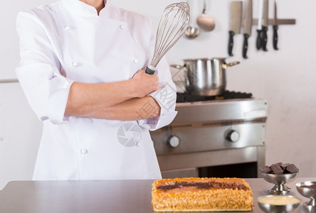 做糕点厨师介绍蛋黄和奶油糕厨房美食手图片