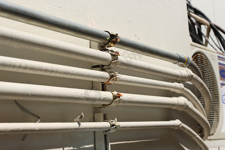 气体管金属道空气用金属管道墙上室外工厂水图片
