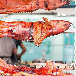 食物厨师烧烤时的猪肉传统的图片