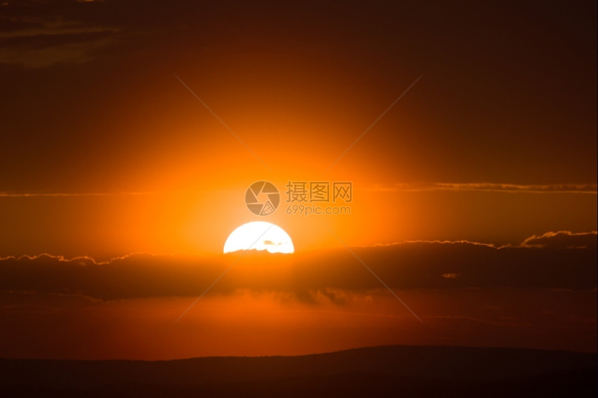 太阳的橙色圆盘日落时沉入地平线自然早晨阳光图片