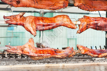 烧烤时的猪肉可口煤炭吃图片