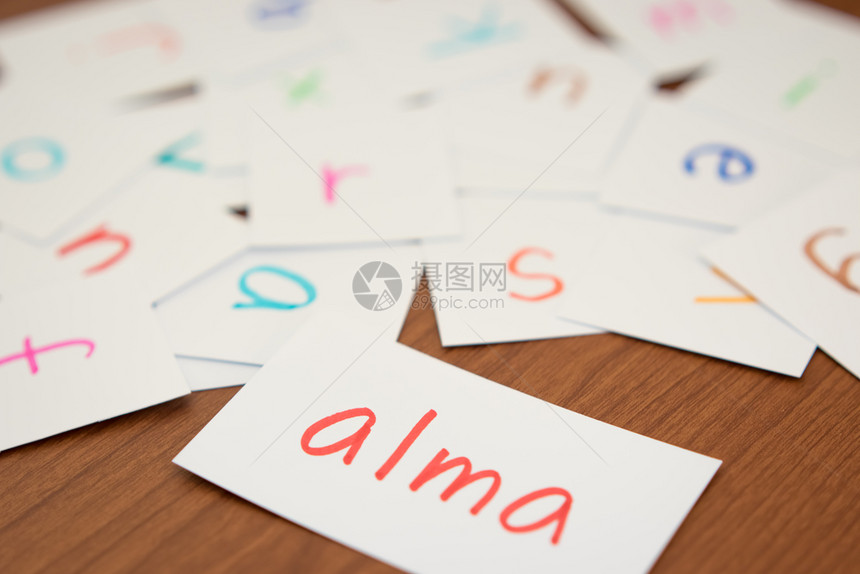 匈牙利人学习用字母卡笔写应程序的新词Name校对桌子童年教学图片