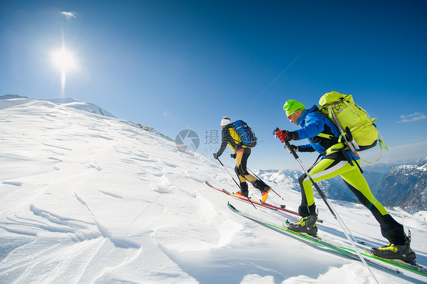 冬季滑雪的运动者与雪橇狗图片