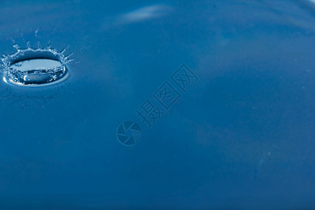 水滴子蓝色喷出面蓝色的速度液体图片