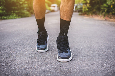 城市的锻炼步行跑在街上的人要去运动背景和穿鞋的特写图片
