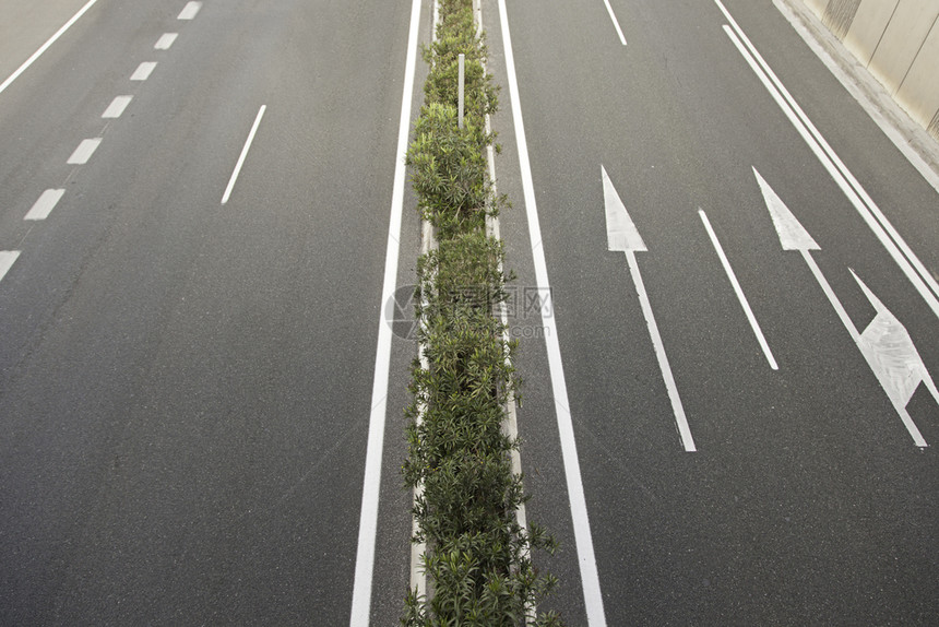 城市里有箭头一条公路的详情一种动作汽车图片