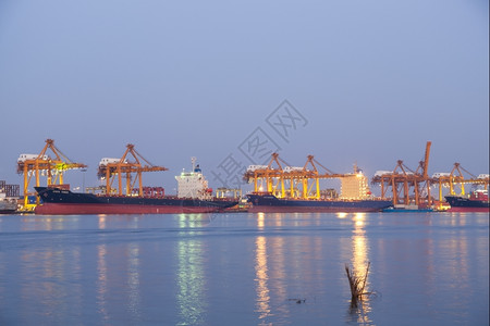 避风港暮载运货物的船在海湾内靠岸洋背景图片