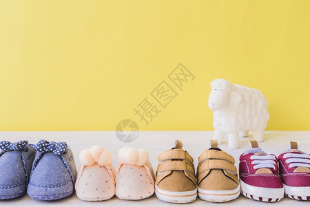 家庭排时尚有四双不同鞋的婴儿概念图片