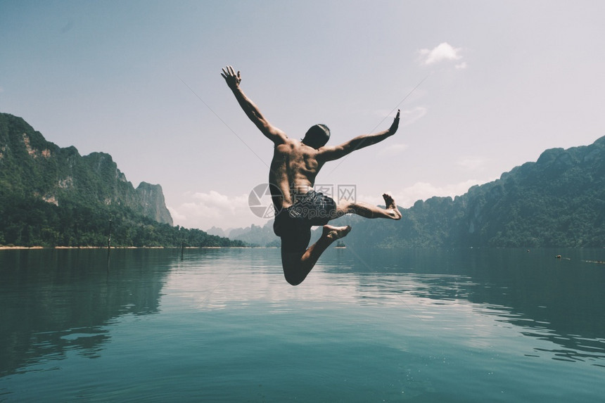 夏天流浪癖人类在湖边欢乐地跳跃一种图片