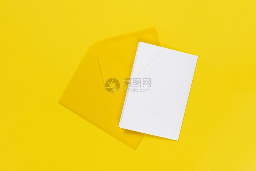 空白卡黄色背景模板上孤立的黄色信封或用复制空间白卡模拟班纳黄色背景模板上隔离的黄色信封或装有复制空间模拟班纳Banner办公室身图片