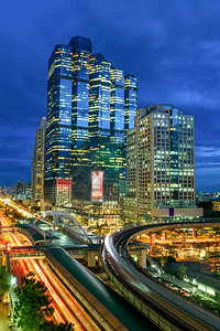 在商业区夜间交通的现代建筑晚上Skytrain车站ChongNonsi曼谷交通街道泰国轻轨地标高清图片素材