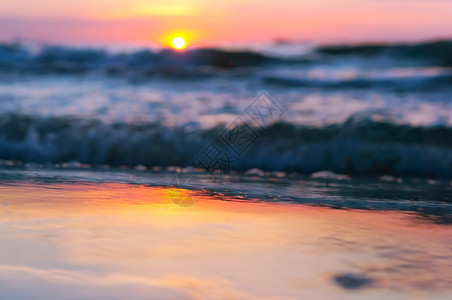 日出抽象背景蓝黄色海上日落背景抽象蓝黄色夏天观图片