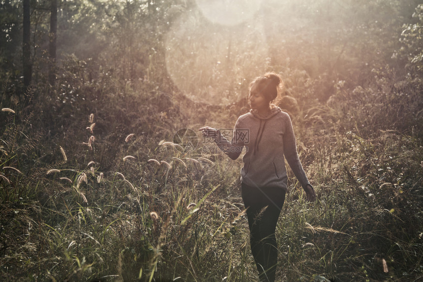 一位年轻女子在森林山的绿色道路中行走夏日黎明泰国树景观自由图片