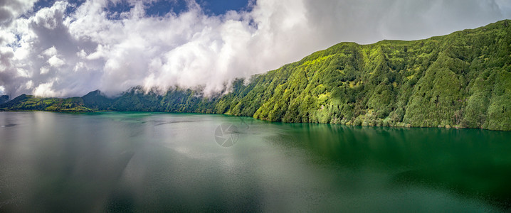 河森林云景位于西特拉戈阿祖尔湖附近圣米格岛上的火山湖之一图片