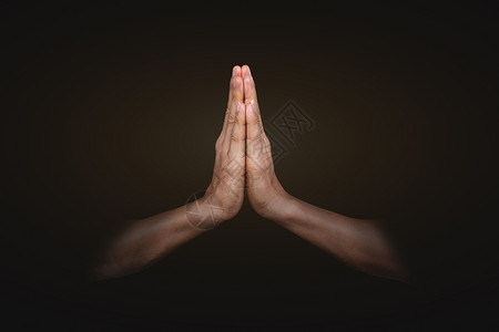 手握亲在黑暗背景上祈祷信仰宗教和上帝掌声印度教文化灵魂图片