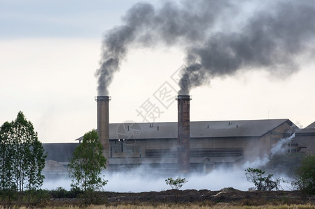 力量环境活烟囱产生的黑和工业废旧物造成的空气污染图片