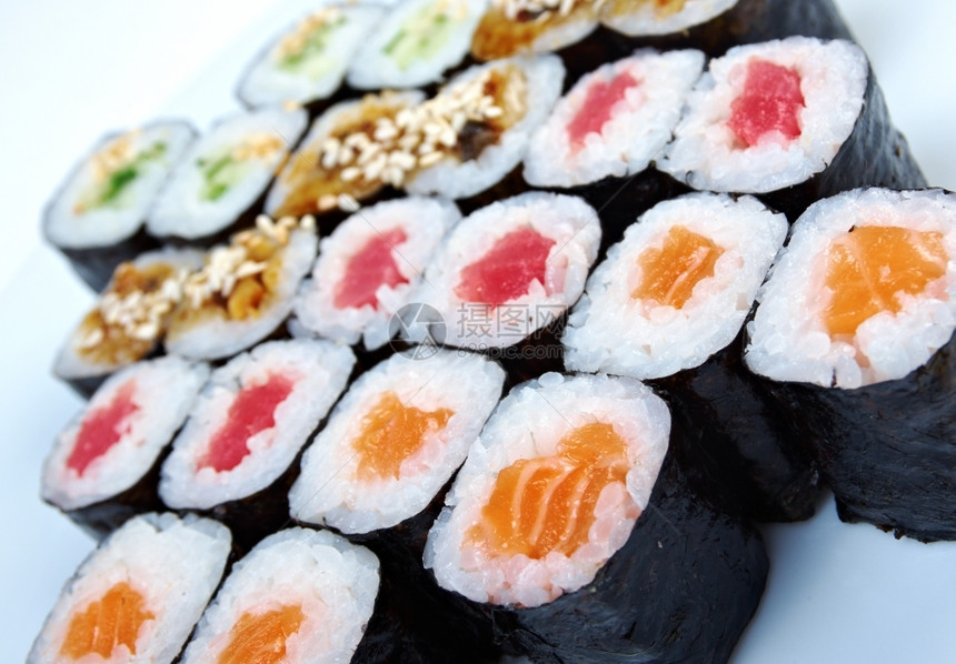 日本寿司罗坐着做鲑鱼金蔬菜熟食餐厅美图片