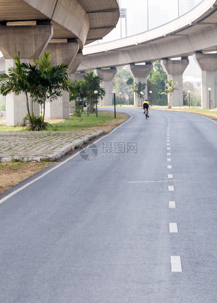 追踪循环单自行车在城市公园附近高速下骑车白色的图片