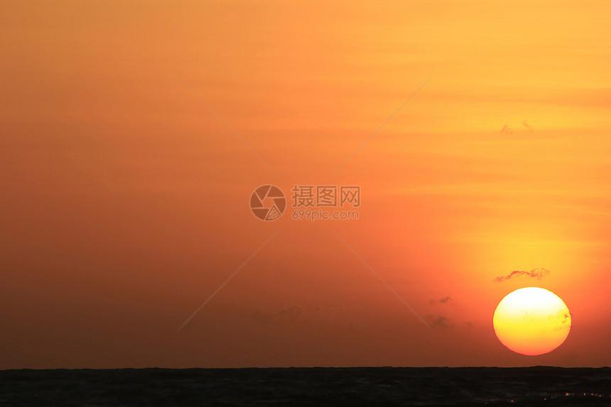 天空太阳从海中升起黄昏场景图片