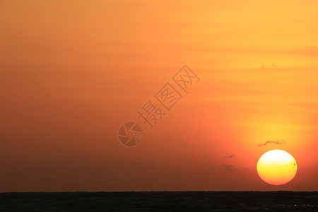 天空太阳从海中升起黄昏场景橙高清图片素材