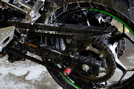 车轮带泡沫的清洗摩托车发动机服务图片
