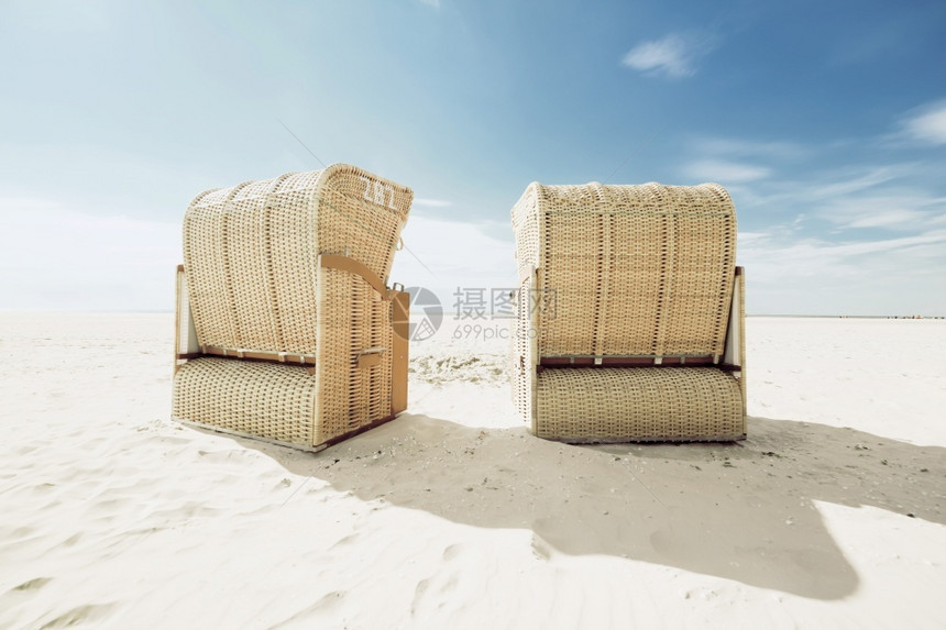 几张沙滩椅在蓝天沙滩上图片
