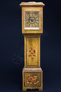 黑色的金反闹钟塔形状古董机械手表金属过时的图片