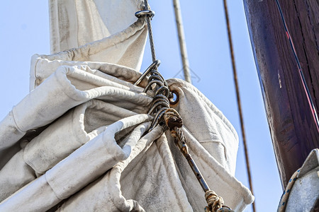 游艇旧卷帆的特写选择焦点桅杆天老的图片