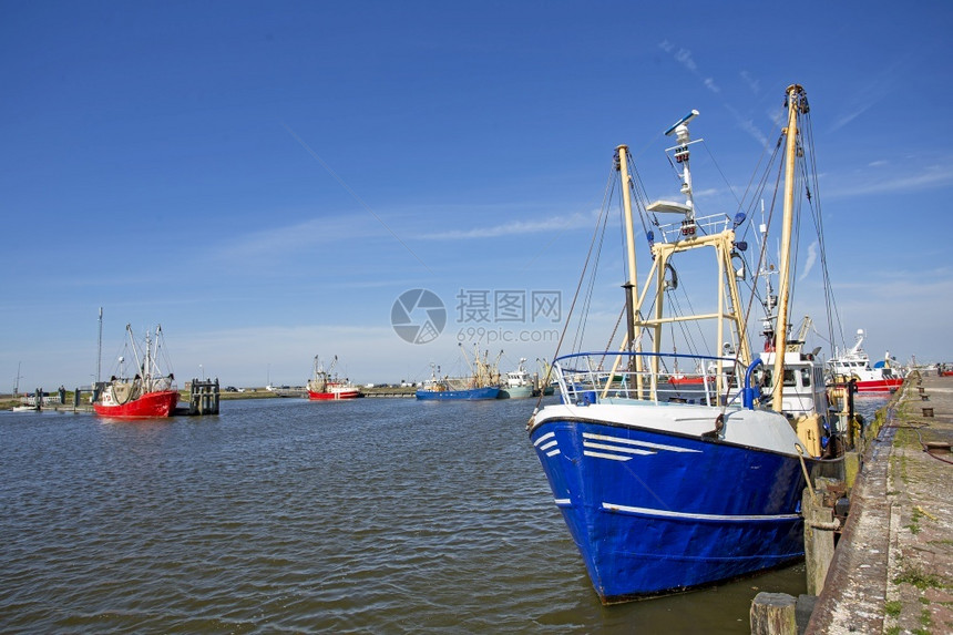 海岸桅杆荷兰Lauwersoog公司港口的捕鱼船行业图片