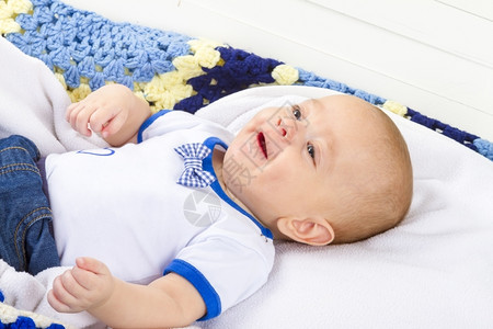 喜悦孩子手男婴儿在毯子上笑纯真高清图片素材