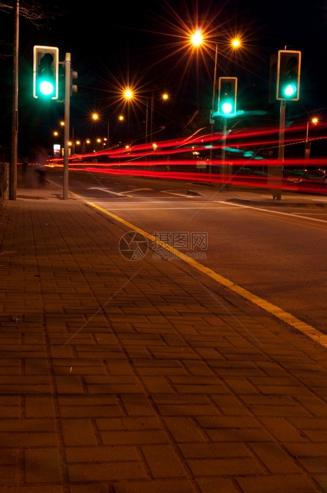 速度在城市公路上夜间交通尾灯为绿色交通场景长期于一种街道图片