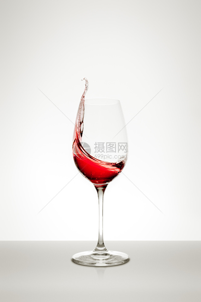 葡萄酒红从玻璃上喷出高脚杯溅起图片