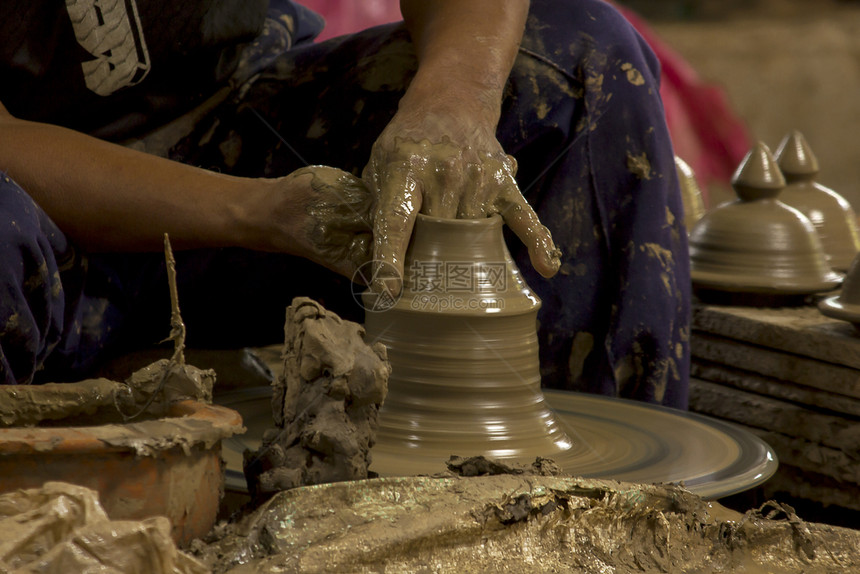 青铜上帝手工制作的利用湿土造陶器使容形状成为的图片