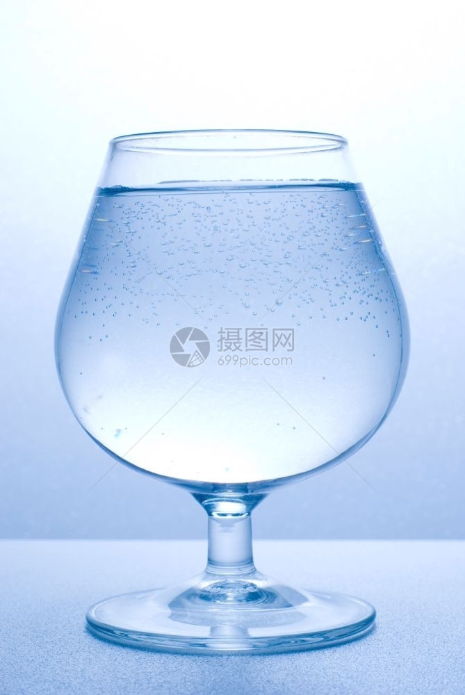 水晶玻璃里有小泡的清水相当质地图片