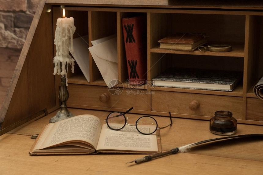 他的笔和旧书古董柜台木头粉色的床单图片